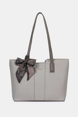 Bolsa Vyva Pyetra em couro sintético texturizado com lenço decorativo exclusivo