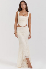 Conjunto Vyva Bustier Serena com corset de barbatanas e saia em renda