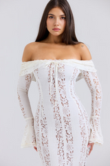 Detalhe do busto com renda e acabamento premium do Vestido Vyva Sofia