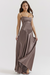 Detalhe do busto e modelagem acinturada do Vestido Vyva Bustier Marie