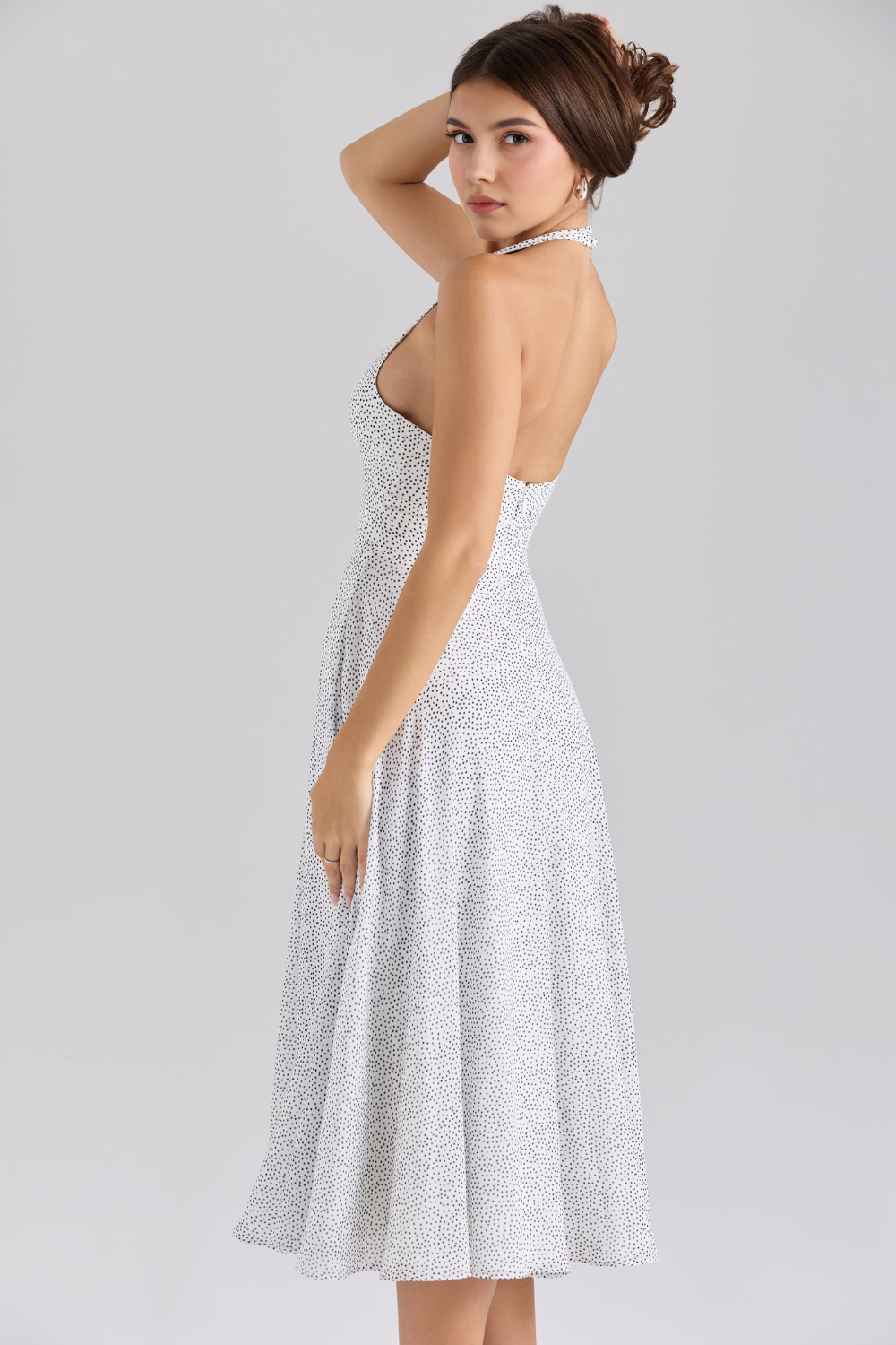 Detalhe do busto sem bojo e ajuste na nuca do Vestido Vyva Bustier Lilah