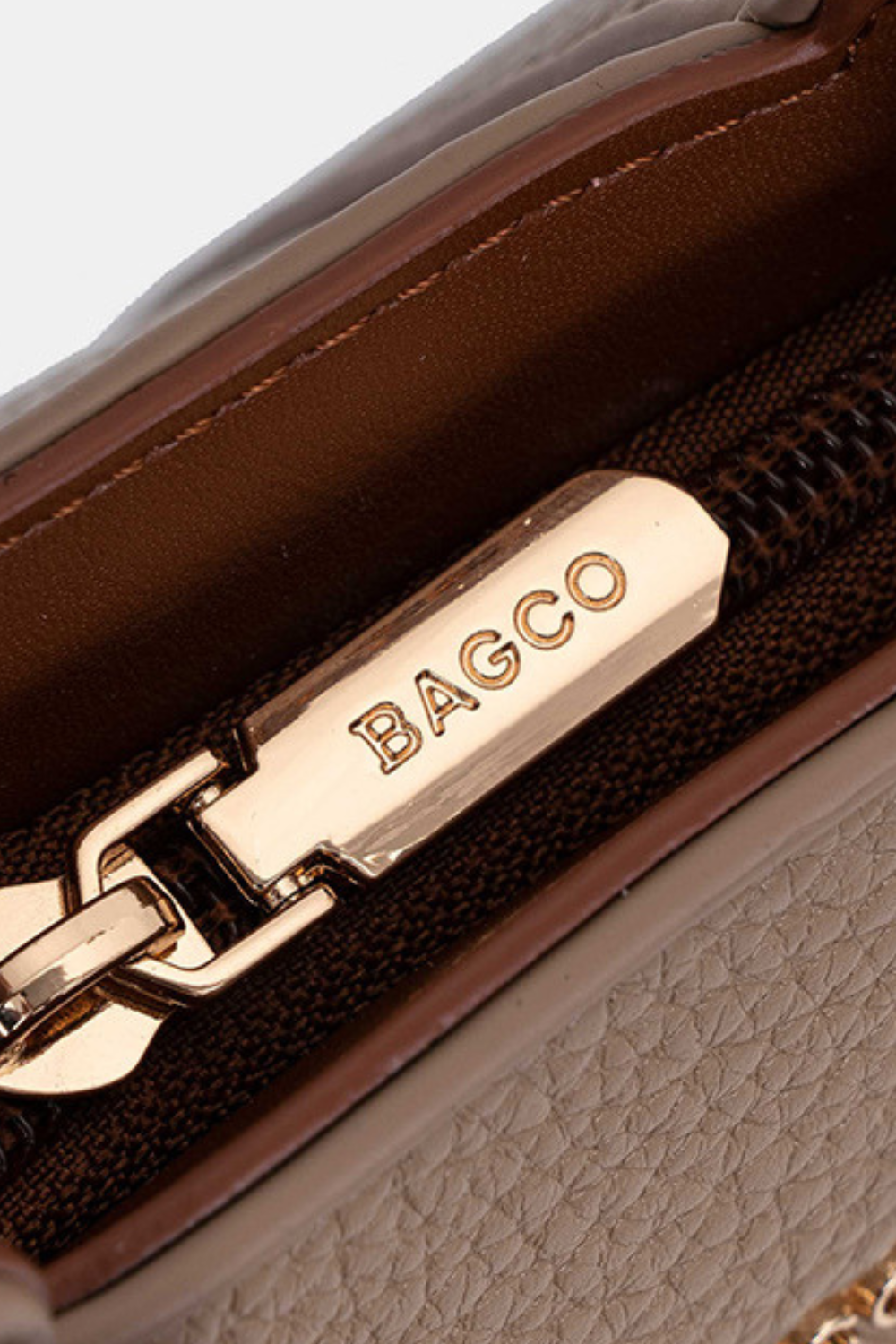 Detalhe do couro sintético premium da Bolsa Vyva Pyetra