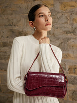 Modelo usando Bolsa Juliana em look casual para trabalho e universidade