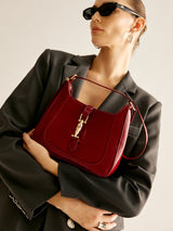 Modelo usando Bolsa Livia em look casual e sofisticado