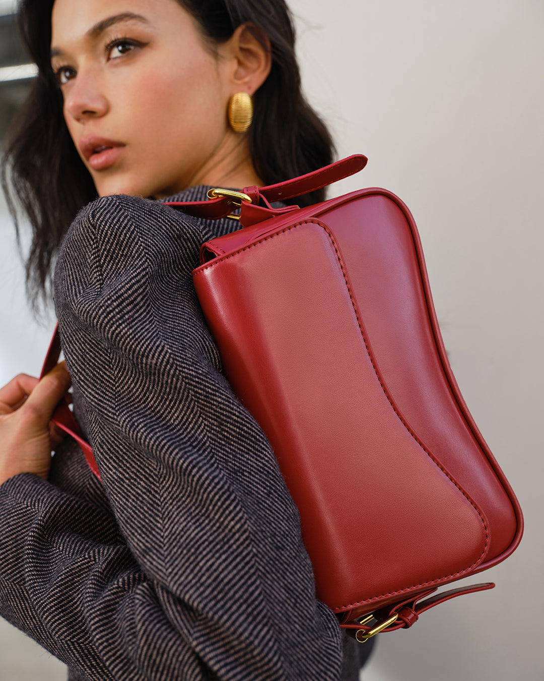 Modelo usando Bolsa Luana em look casual e descontraído