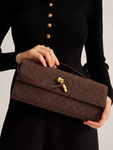 Modelo usando Bolsa Marcelina em look elegante e profissional