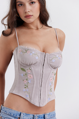 Modelo usando Corset Vyva Floral Márcia em look elegante e despojado