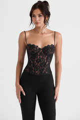 Modelo usando Corset Vyva Renda Samantha Preto em look sensual e elegante
