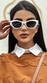 Modelo usando Óculos Maria em look minimalista e sofisticado