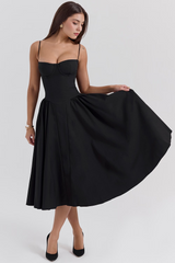Modelo usando o Vestido Bustier Beatriz em look elegante