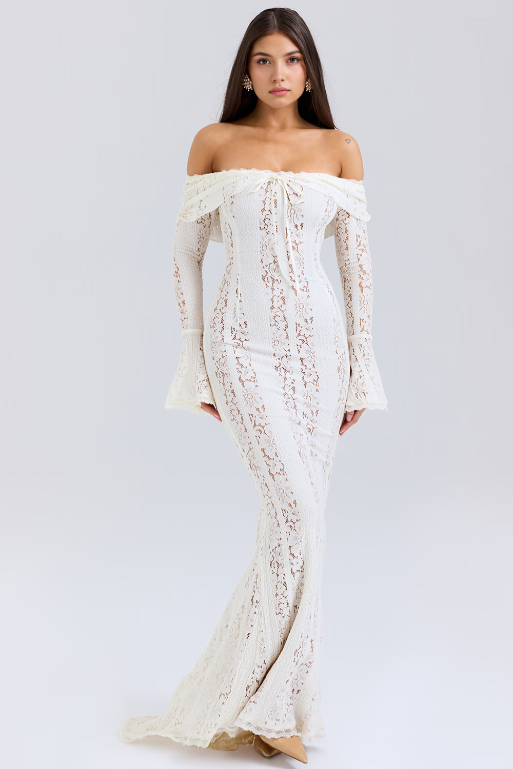 Modelo usando o Vestido Vyva Sofia longo em look elegante