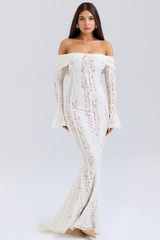 Modelo usando o Vestido Vyva Sofia longo em look elegante