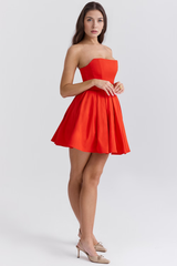 Modelo veste Vestido Bustier Gabi elegante e sofisticado