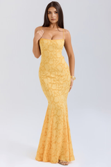 Modelo veste Vestido Longo Rebecca com caimento sofisticado