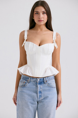 Modelo vestindo Corset Vyva Modelador Cecília com detalhe peplum e jeans