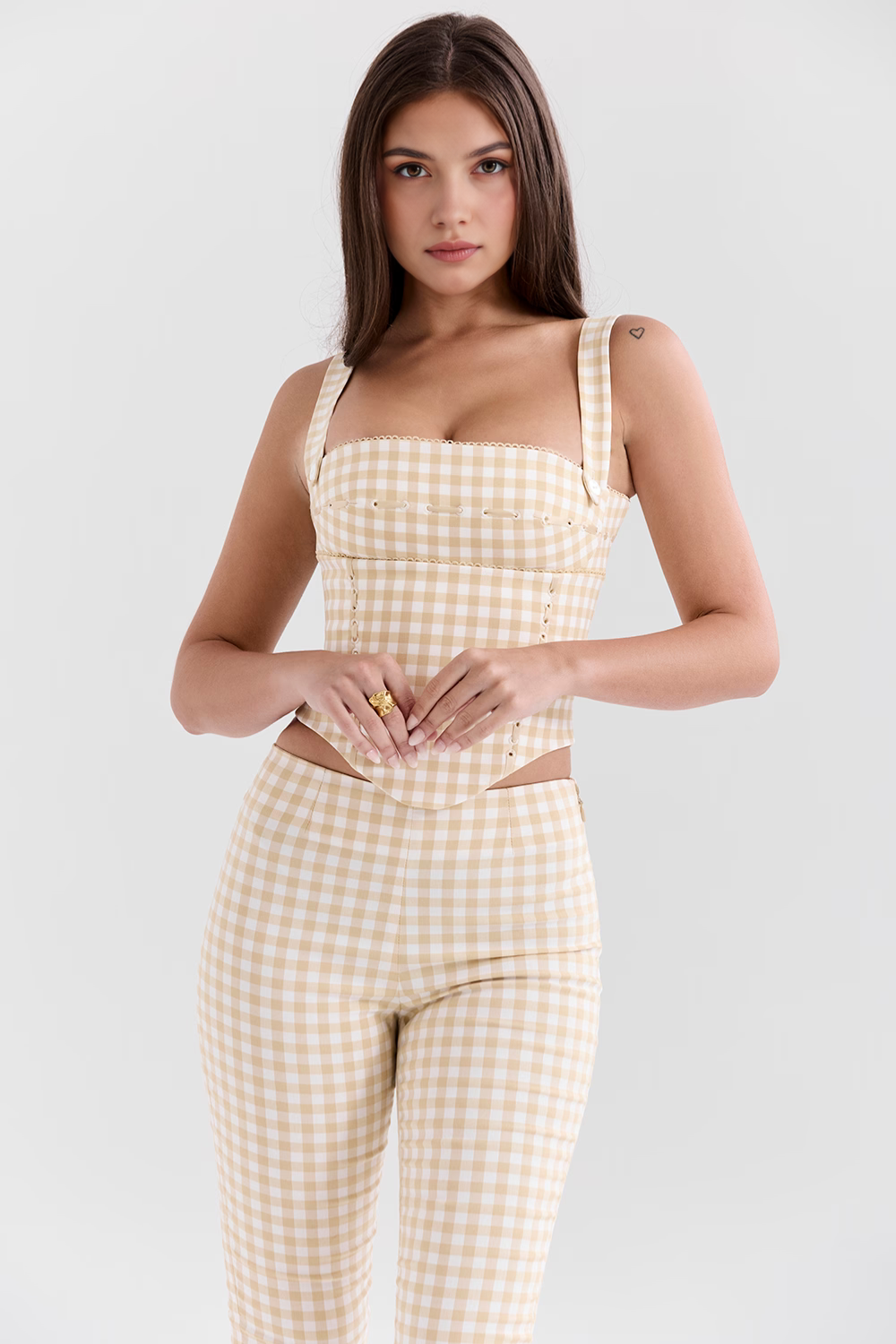 Modelo vestindo Corset Vyva Modelador Emilia em look despojado e elegante