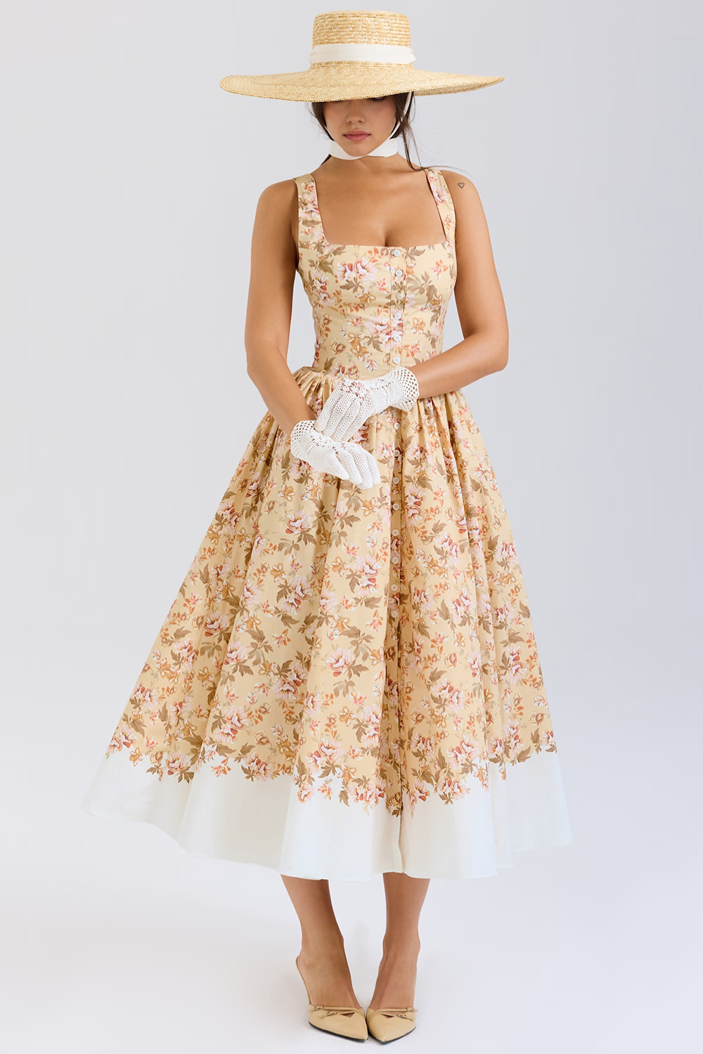 Modelo vestindo Vestido Vyva Bustier Emilia elegante com botões centrais