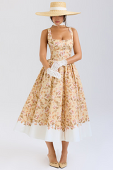 Modelo vestindo Vestido Vyva Bustier Emilia elegante com botões centrais
