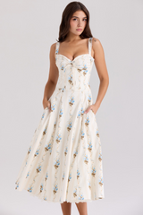Modelo vestindo Vestido Vyva Bustier Renda Bruna em look sofisticado e glamoroso