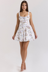 Modelo vestindo Vestido Vyva Curto Giorgia em look sofisticado e moderno