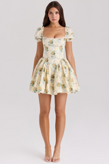 Modelo vestindo Vestido Vyva Curto Pérola em look sofisticado e moderno