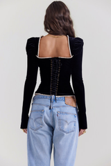Modelo vestindo o Corset Vyva Manga Longa Ariel preto elegante