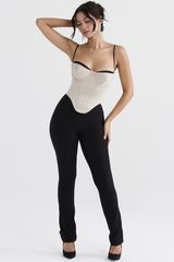  Modelo vestindo o Corset Vyva Modelador Manuela em look sofisticado
