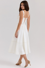 Modelo vestindo o Vestido Vyva Bustier Catarina em look sofisticado e atemporal