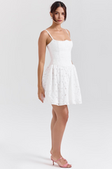 Modelo vestindo o Vestido Vyva Corset Lorena elegante com renda