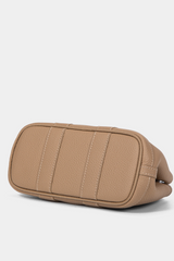 Textura natural e acabamento premium do couro legítimo da Bolsa Vyva Sophie
