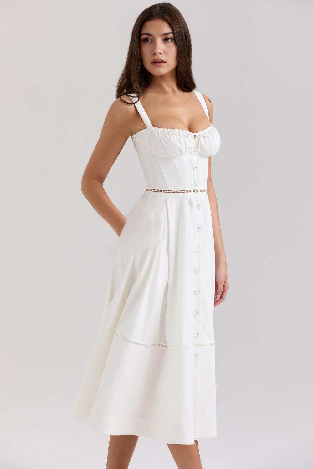 Vista lateral do Vestido Vyva Bustier Catarina com caimento ajustado