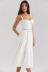 Vista lateral do Vestido Vyva Bustier Catarina com caimento ajustado