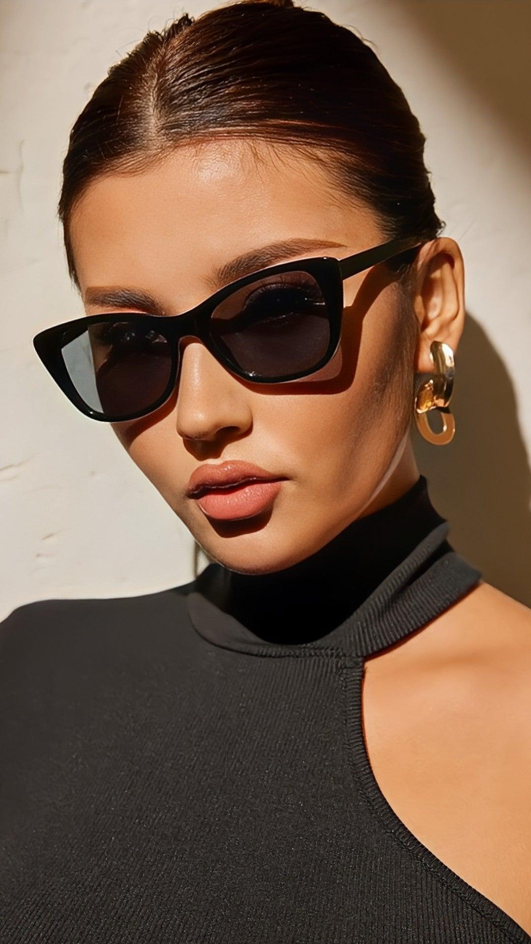 Óculos Ana com design retrô, hastes pretas grossas e lentes fumê
